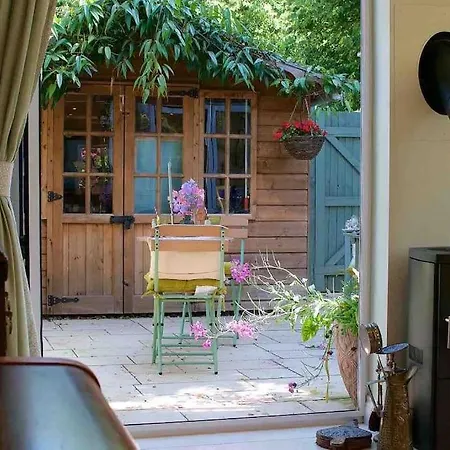 Canal View 2 Bedrooms End Of Terrace Chichester Exterior photo