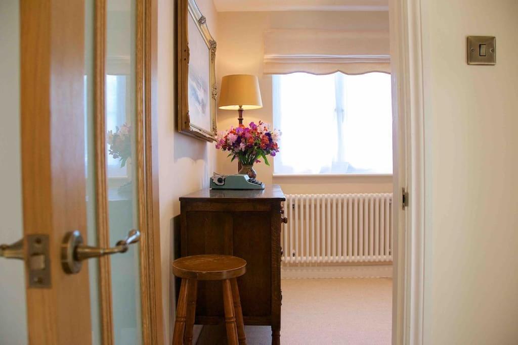 Canal View 2 Bedrooms End Of Terrace Holiday home Chichester