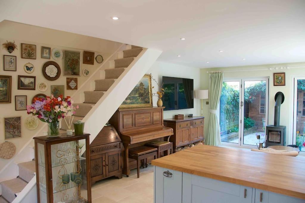 Canal View 2 Bedrooms End Of Terrace * Chichester