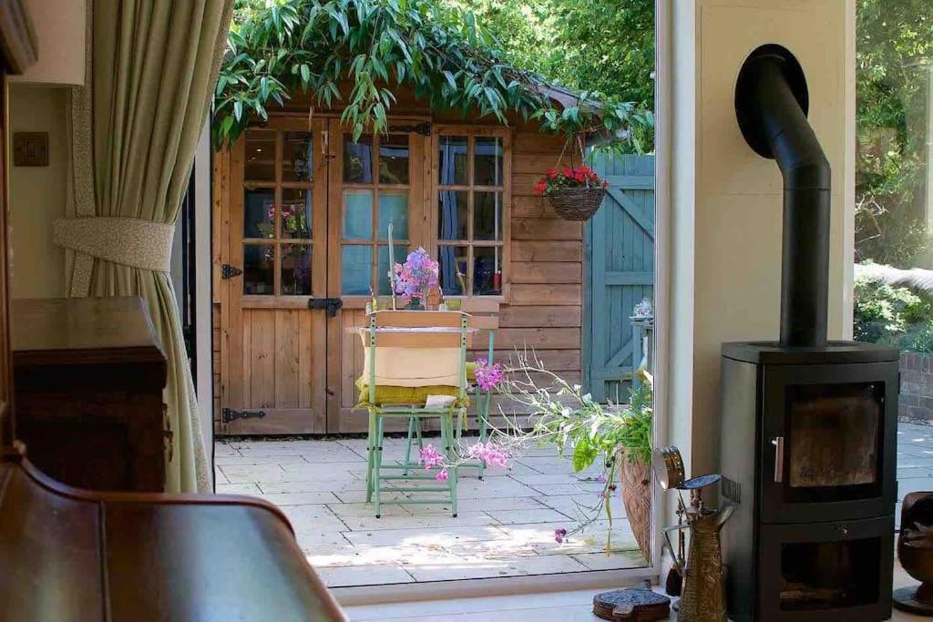 Canal View 2 Bedrooms End Of Terrace Holiday home Chichester