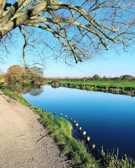 Canal View 2 Bedrooms End Of Terrace * Chichester