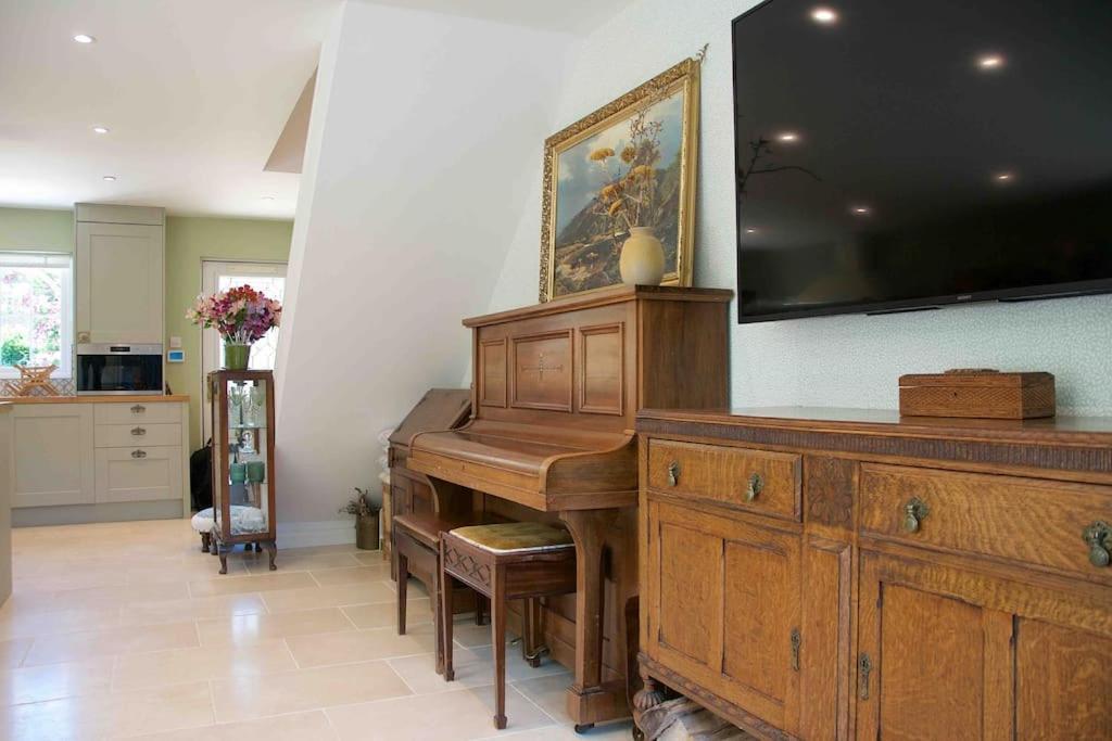 Canal View 2 Bedrooms End Of Terrace Holiday home Chichester